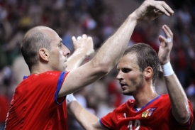 Jan Koller (vlevo) slav&iacute; s Davidem Rozehnalem svou trefu do s&iacute;tě Litvy