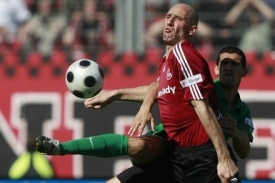 Jan Koller v souboji s obr&aacute;nci Wolfsburgu.