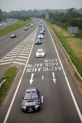 Kolona, na sn&iacute;mku veden&aacute; colinovou z&aacute;vodn&iacute; imprezou z roku 1996, byla na někter&yacute;ch &uacute;sec&iacute;ch dlouh&aacute; skoro pades&aacute;t kilometrů.