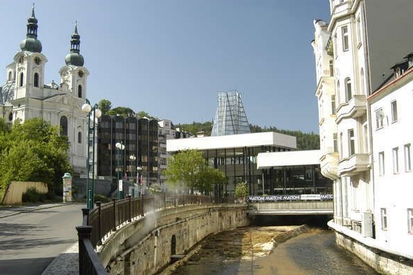 Karlovy Vary. Město, kterému hrozí exekuce.