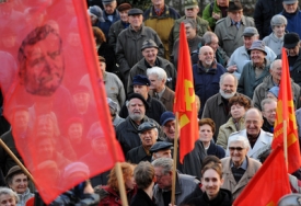 V centru Prahy se se&scaron;lo na dvě stě demonstruj&iacute;c&iacute;ch komunistů.