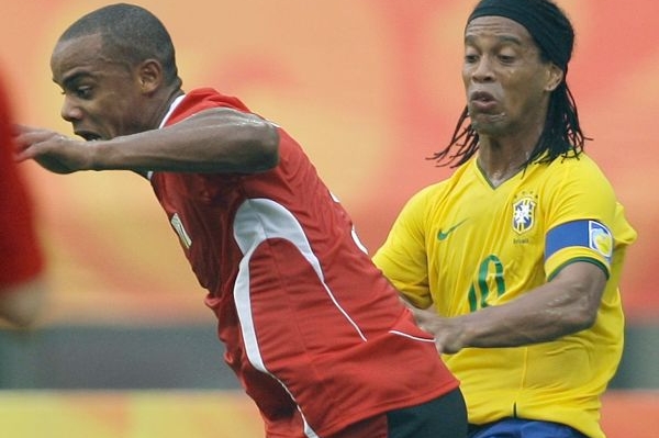 Vincent Kompany (vlevo) v souboji s Ronaldinhem.
