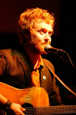 Glen Hansard na koncertě v hotelu Richmond v Karlových Varech