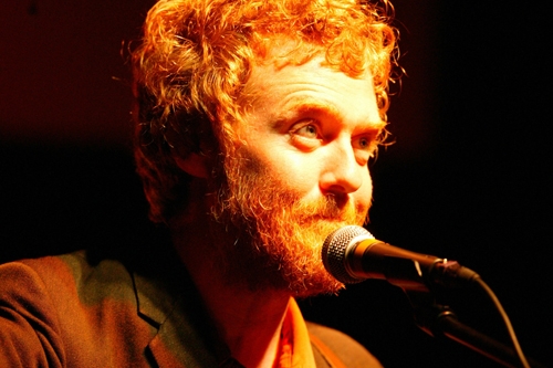 Glen Hansard zazpíval ve čtvrtek večer v Karlových Varech