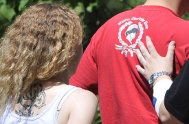 Neonacistický symbol na triku jednoho z účastníků.