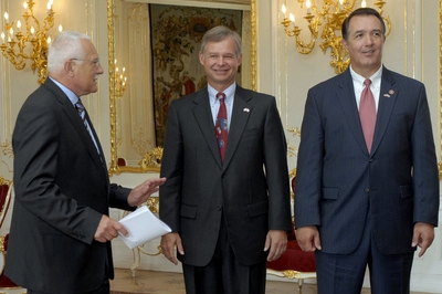 Václav Klaus na setkání s kongresmanem Trentem Franksem (zcela vpravo) a americkým velvyslancem Richardem Graberem Václav Klaus na setkání s kongresmanem Trentem Franksem (zcela vpravo) a americkým velvyslancem Richardem Graberem