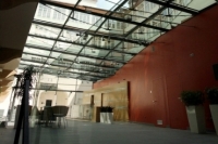 Atrium recepce se může pochlubit skleněným stropem.