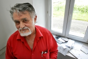 Vladimír Kopřiva si buduje nový úřad v pečovatelském domě.