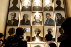 Japon&scaron;t&iacute; studenti si prohl&iacute;žej&iacute; osv&iacute;cen&yacute; displej s fotografiemi korejsk&yacute;ch žen, kter&eacute; byly odvlečeny a musely sloužit jako sexu&aacute;ln&iacute; otrokyně pro japonskou c&iacute;sařskou arm&aacute;du za Druh&eacute; světov&eacute; v&aacute;lky. Panel byl instalov&aacute;n v historick&eacute;m muzeu v Gwangju (jižně od Soulu) v r&aacute;mci v&yacute;stavy.