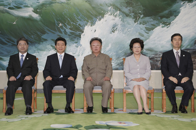 Vůdce KLDR Kim Čong-il (uprostřed) vedle prezident Ro Mu-hjon