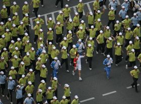 Neprojdou! Snahy o narušení olympijské štafety neměly v Soulu šanci.