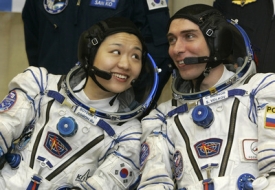 So-Jon (vlevo) a rusk&yacute; kosmonaut Sergej Volkov