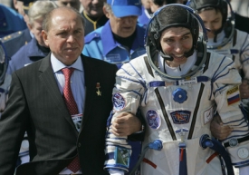 Rusk&yacute; kosmonaut Alexandr Volkov (vlevo) doprov&aacute;z&iacute; sv&eacute;ho syna Sergeje
