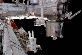 Astronout ve volném prostoru. Astronout ve volném prostoru.