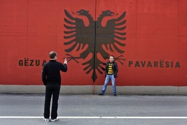 Albánská vlajka s nápisem: &quot;Gratulujeme k nezávislosti&quot;
