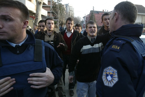 Policisté obklopili přívržence kosovskoalbánského sdružení "Sebeurčení" během demonstrací v Prištině.