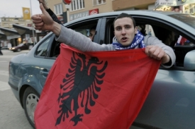 Kosovsk&yacute; Alb&aacute;nec v Pri&scaron;tině s alb&aacute;nskou vlajkou.