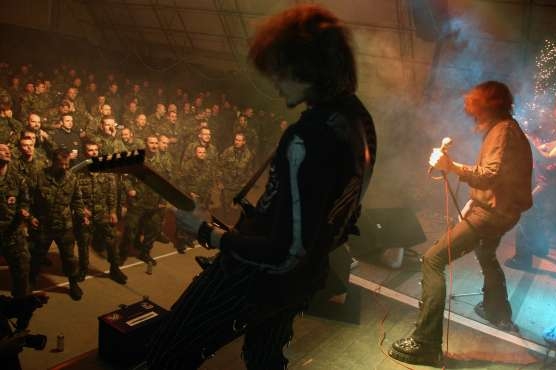 Místo koled tvrdý rock.