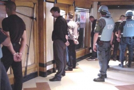 Příslušníci mise UNMIK při zásahu proti kosovské mafii.