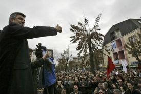 Opoziční lídr Hashim Thaci na volebním shromáždění