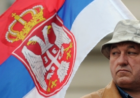 Odpůrci samostatného Kosova se sešli před sídlem vlády.