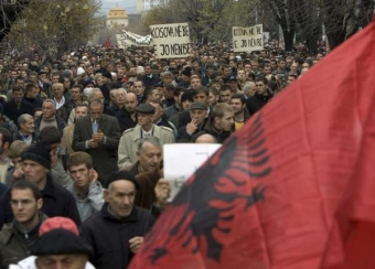 Na 30 tis&iacute;c kosovsk&yacute;ch Alb&aacute;nců v ulic&iacute;ch Pri&scaron;tiny.