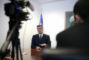 Alb&aacute;nsk&yacute; premi&eacute;r Thači v rozhovoru s novin&aacute;ři (leden 09).