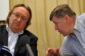 Místopředsedové Českomoravského fotbalového svazu Vlastimil Košťál (v