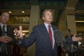 Kouchner vysvětluje, že do&scaron;lo k fonetick&eacute; chybě.