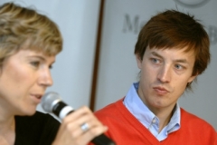 Martin Koukal (vpravo) na sn&iacute;mku z tiskov&eacute; konference, na n&iacute;ž Kateřina Neumannov&aacute; představila z&aacute;vod, jenž se jako souč&aacute;st Tour de Ski uskutečn&iacute; v Praze na Hradčansk&eacute;m n&aacute;měst&iacute;.