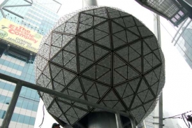 Přes sto let oznamuje nov&yacute; rok světeln&aacute; koule na One Times Square.