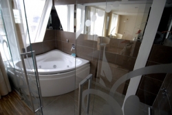 Interiér plovoucího hotelu se může pochlubit moderním designem.