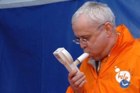 S modrým dýmem v EU zápolí Špidla už roky. Na snímku akce z 2004.