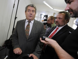 Předseda KSČM Vojtěch Filip a Pavel Kováčik (vpravo) ve volebním štábu
