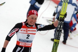 Kowalczyková slaví v cíli maratónský triumf.