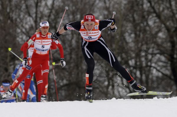Justyna Kowalczyková (v černém) na cestě za zlatou medailí.