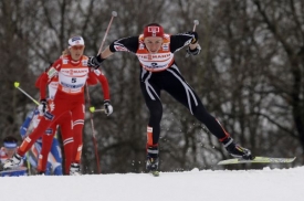 Justyna Kowalczyková (v černém) na cestě za zlatou medailí.