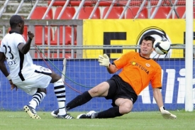 Brankář Matúš Kozáčik ze Sparty v přípravě proti Rennes.