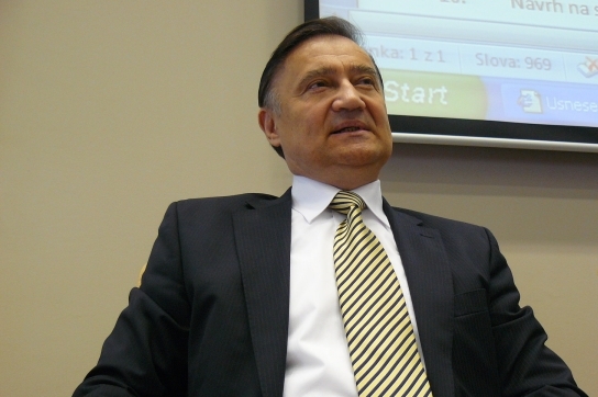 Senátor Vladimír Dryml stále šéfuje nemocnici ve Vrchlabí.