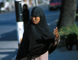Samotná muslimka smí cestovat jen 70 kilometů.