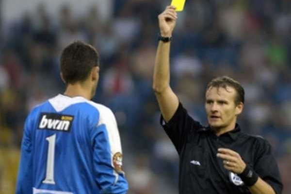 Pavel Královec, jeden z rozhodčích, který chyboval. Pavel Královec, jeden z rozhodčích, který chyboval.