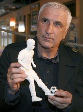 Fotbalista Hans Krankl pózuje se soškou pojmenovanou Johann 9.