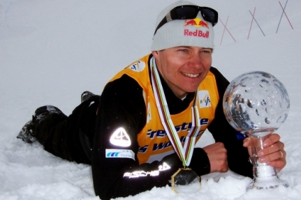 Tomáš Kraus s trofejí pro vítěze Světového poháru