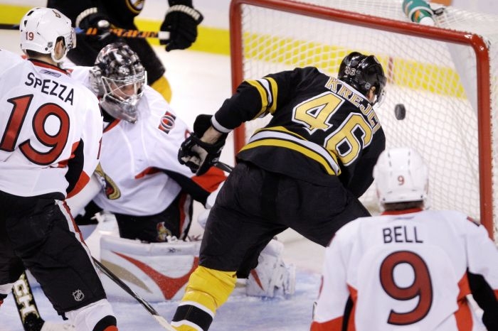 David Krejčí z Bostonu dává gól do branky Ottawy.