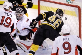 David Krejčí z Bostonu dává gól do branky Ottawy.