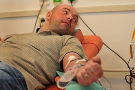 Krev chod&iacute; d&aacute;vat i hokejisti, na sn&iacute;mku Jiř&iacute; Dopita.
