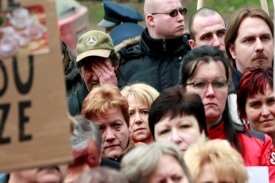 Protesty sklářům zatím příliš nepomohly.