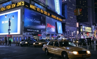 Zprávy z burzy na newyorském náměstí Times Square.