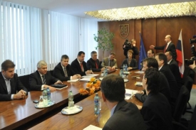 Zased&aacute;n&iacute; krizov&eacute;ho &scaron;t&aacute;bu v Bratislavě.