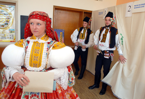 Do krajských voleb přišla v obci Buchlovice také hodová chasa. 